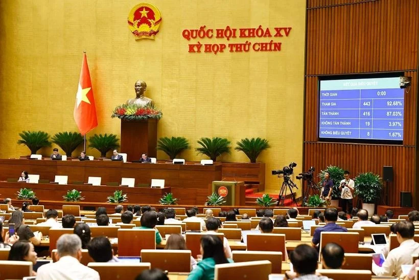 Lawmakers vote to approve important resolutions at the 9th session. (Photo: VNA)
