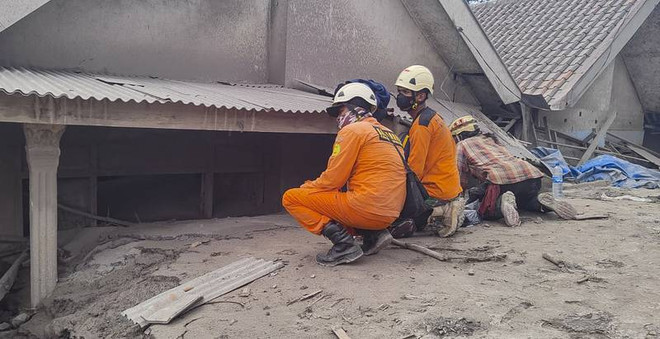 Indonesia: Semeru volcano erupts again, hindering rescue work ảnh 1 Indonesia: Semeru volcano erupts again, hindering rescue work ảnh 1