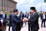 Malaysian PM Anwar Ibrahim (right) welcomes Vietnamese PM Pham Minh Chinh in Kuala Lumpur on May 25 afternoon. (Photo: VNA)