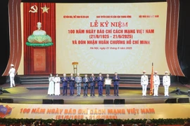 On behalf of Party and State leaders, General Secretary To Lam (R) awarded a Ho Chi Minh Order to the Vietnamese revolutionary press for its great contributions to the revolutionary cause of the Party and the nation. (Photo: VNA)