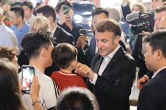 French President strolls through Hanoi’s Old Quarter