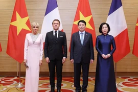 Vietnamese President Luong Cuong, his French counterpart Emmanuel Macron, and their spouses at the banquet held in honour of the French leader in Hanoi on May 26 (Photo: VNA)