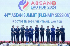 Vietnamese PM Pham Minh Chinh (fifth from left) and other heads of delegations pose for a group photo at the 44th ASEAN Summit in Vientiane on October 9. (Photo: VNA)