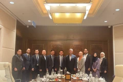 Vietnamese Minister of Industry and Trade Nguyen Hong Dien (C) and representatives of TNB Renewables Sdn Bhd. (Photo: VNA)