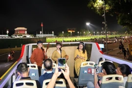“Xam on the bus” revives folk melodies on Hanoi’s night streets