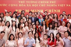 Prime Minister Pham Minh Chinh and representatives of the Vietnamese community and students from Beijing, Tianjin, and Hebei at the meeting. (Photo: VNA)