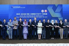 Ambassadors of ASEAN member states and speakers at the forum. (Photo: VNA)