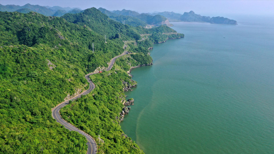 The beautifully winding coastal road leading visitors to the Cat Ba Archipelago. (Photo: VNP/VNA)
