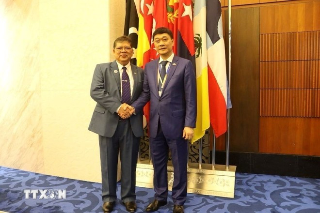 Speaker of the Malaysian House of Representatives, Tan Sri Dato’ Johari Bin Abdul (L) and NA Vice Chairman Vu Hong Thanh. (Photo: VNA) thanh-vien-aipa-8053708.jpg