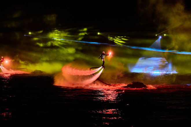 Vietnamese audiences enjoy world-class artistic experiences right in their homeland. (Photo: Sun Group) show-ban-giao-huong-dao-xanh-xac-lap-2-ky-luc-the-gioi-3.jpg